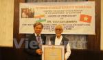Tặng Huân chương Hữu nghị cho Chủ tịch Ủy ban đoàn kết Ấn - Việt
