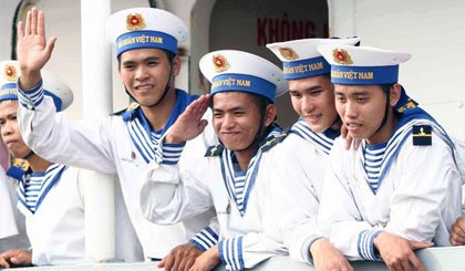 Các chiến sỹ hải quân  vẫy chào tạm biệt, lên đường nhận nhiệm vụ mới tại Trường Sa. Ảnh: Minh Đức/TTXVN