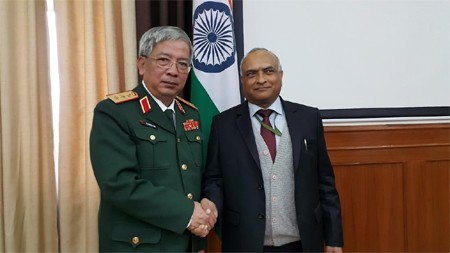 Ông Shri R K Mathur, Thứ trưởng Bộ Quốc phòng Ấn Độ và Thượng tướng Nguyễn Chí Vịnh. Ảnh: qdnd.vn