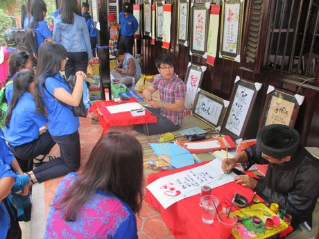 pháp gia Võ Dương trưng bày nhiều tác phẩm thư pháp tại lễ hội.