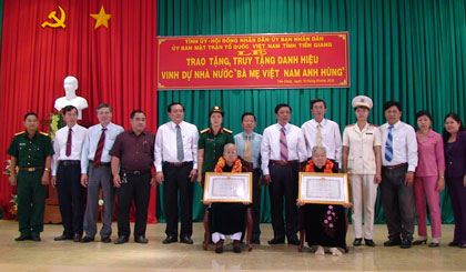 Các ông Nguyễn Văn Thắng, Lê Văn Nghĩa cùng các cán bộ lãnh đạo tỉnh  và huyện Gò Công Tây chụp ảnh lưu niệm với các mẹ.