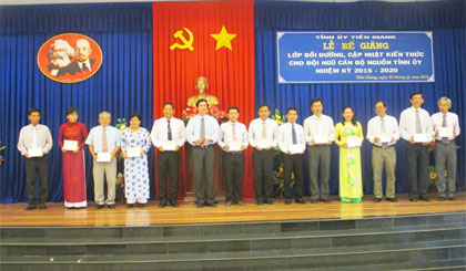 Ông Nguyễn Văn Danh, Phó Bí thư Thường trực Tỉnh ủy trao Giấy chứng nhận cho các học viên.