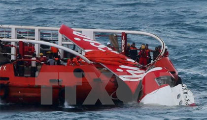 Lực lượng cứu hộ kiểm tra một phần xác máy bay được trục vớt dưới biển Java ngày 10-1. Ảnh: AFP/TTXVN)