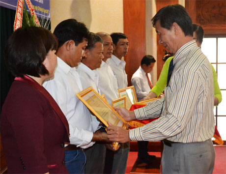 Các cá nhân, tập thể có thành tích xuất sắc trong đóng góp xây dựng và phát triển HTX năm 2014 nhận Bằng khen của Liên minh HTX Việt Nam.