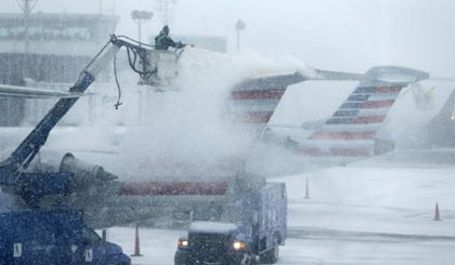 Tuyết rơi dày tại sân bay LaGuardia ở New York. Ảnh: Reuters