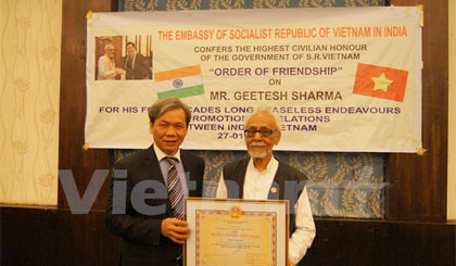 Đại sứ Tôn Sinh Thành trao Huân chương Hữu nghị cho ông Sharma, Chủ tịch UBĐK Ấn-Việt bang Tây Bengal. Ảnh: Minh Lý-Đăng Chính/Vietnam+