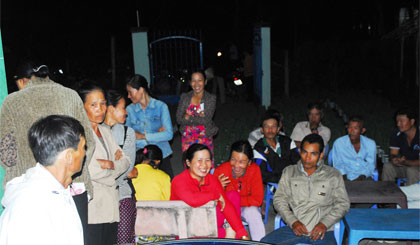 Nhiều người dân đến nhà ông Trương Văn Nhung để bày tỏ bức xúc.