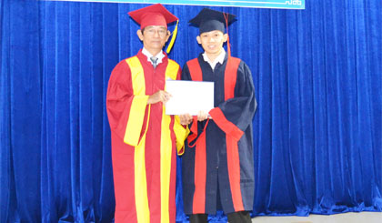 Tiến sĩ Phan Văn Nhẫn trao Bằng tốt nghiệp cho tân Cử nhân Kinh tế khóa K2010 Tiền Giang 2.
