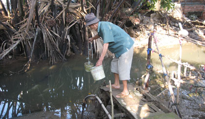 Nước kinh ô nhiễm nhưng người dân không tiếp cận được nước máy.