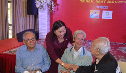 Bà Trần Kim Mai, Phó Chủ tịch UBND tỉnh thăm hỏi các chú đồng hương.