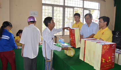Ông Nguyễn Minh Tân, Phó Tổng Biên tập Báo Ấp Bắc trao quà tết cho người nghèo.
