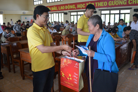 Đại diện Quỹ Thiện Tâm trao quà cho người nghèo ở huyện Chợ Gạo.