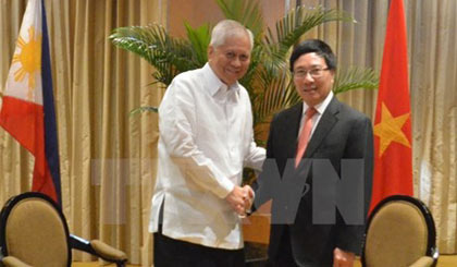 Phó Thủ tướng, Bộ trưởng Ngoại giao Phạm Bình Minh và Bộ trưởng Ngoại giao Philippines Albert del Rosario. Ảnh: TTXVN