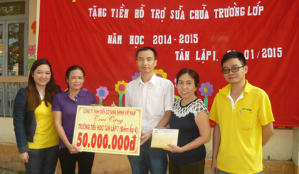 Công ty TNHH Điện cơ Fang Zheng Việt Nam trao 50 triệu đồng cho Trường Tiểu học Tân Lập 1.