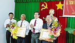 Huyện Gò Công Đông và Cái Bè: Trao tặng Huy hiệu Đảng đợt 3-2-2015