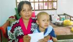 Trao tiền hỗ trợ cho mẹ con chị Huỳnh Thị Ngọc Lan