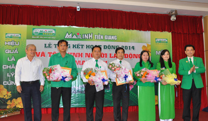 PGĐ Sở GTVT Tiền Giang và Chủ tịch HĐQT Tập Đoàn Mai Linh                          trao Giấy khen cho các tập thể đạt thành tích xuất sắc năm 2014