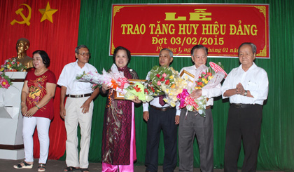 Ông nguyễn Hồng Sơn và đại diện chi bộ tặng hoa chúc mừng đảng viên Nguyễn Thị Ánh và đảng viên Ngô Hồng Thái.