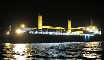 Tàu vận tải Rolldock Star neo đậu trong vịnh Cam Ranh an toàn ngày 29/1.