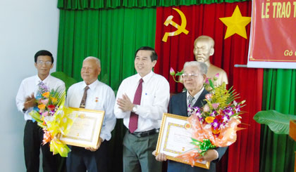Ông Lê Văn Hưởng-TUV-Bí thư Huyện ủy và ông Đặng Văn Châu-Phó Bí thư Thường trực Huyện ủy trao Huy hiệu 55 tuổi Đảng cho đảng viên cao niên ông Mai Bá Thành và ông Trần Cung. 
