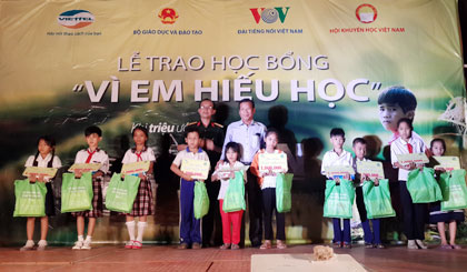Trao học bổng “Vì em hiếu học” ở huyện Tân Phú Đông.