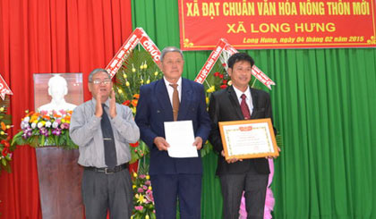 Lãnh đạo huyện Châu Thành trao danh hiệu xã đạt chuẩn văn hóa nông thôn mới cho lãnh đạo xã Long Hưng.
