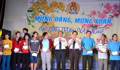 Ông Lê Hồng Quang, Phó Bí thư Tỉnh ủy tặng quà Tết cho công nhân tại đêm văn nghệ “Đón Tết cùng công nhân” diễn ra ở khu công nghiệp Tân Hương.