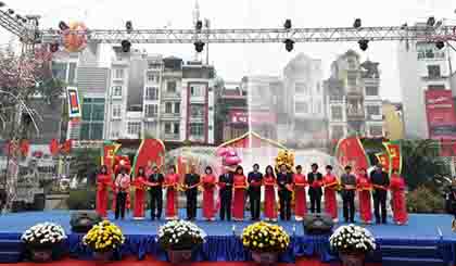 Các đồng chí lãnh đạo Đảng, Nhà nước, Hội Nhà báo cắt băng khai mạc Hội Báo xuân Ất Mùi 2015. Ảnh: VGP-Quang Hiếu