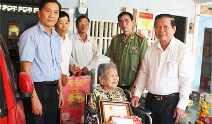 Thừa ủy nhiệm Chủ tịch nước, Chủ tịch UBND tỉnh Nguyễn Văn Khang trao Thiếp chúc mừng và quà cho cụ Đặng Thị Tỵ, sinh năm 1915, ngụ xã Mỹ Phong.
