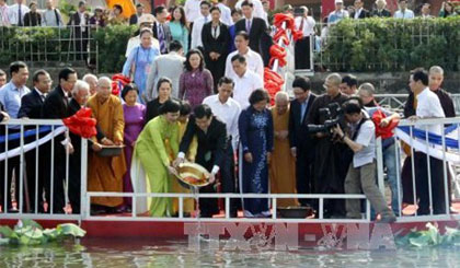 Chủ tịch nước Trương Tấn Sang và kiều bào thực hiện nghi lễ thả cá chép theo phong tục 