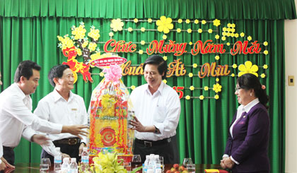 Ông Nguyễn Văn Danh tặng quà, chúc Tết Công ty TNHH Một thành viên Xổ số kiến thiết tỉnh.