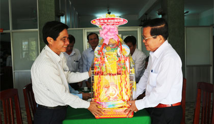 Ông Nguyễn Văn Khang, Phó Bí thư Tỉnh ủy, Chủ tịch UBND tỉnh thăm, tặng quà và chúc Tết Huyện ủy Cai Lậy.