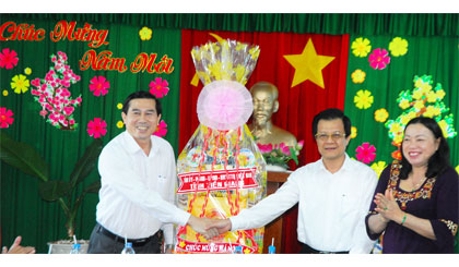 Phó Bí thư Tỉnh ủy Lê Hồng Quang thăm, tặng quà, chúc Tết cán bộ và nhân dân huyện Gò Công Đông.