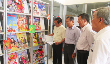 Đại biểu tham quan Khu trưng bày triển lãm sách, báo Xuân năm 2015.