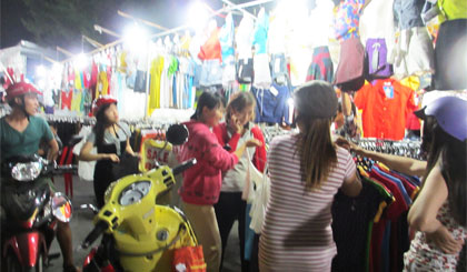 Các cô, các chị, mua sắm trang phục tết bên những shop thời trang ở chợ đêm.