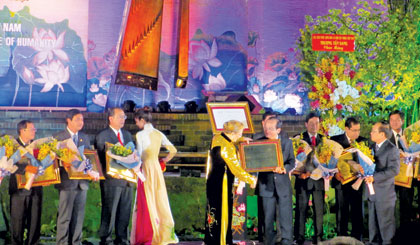 Ông Trần Thanh Đức, Phó Chủ tịch UBND tỉnh, đại diện cán bộ và nhân dân Tiền Giang nhận Bằng công nhận Đờn ca tài tử là “Di sản nhân loại” của UNESCO.