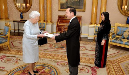 Đại sứ Việt Nam tại Anh Nguyễn Văn Thảo (thứ hai từ phải) trình Quốc thư tới Nữ hoàng Elizabeth Đệ nhị. Ảnh: twitter.com/BritishMonarchy