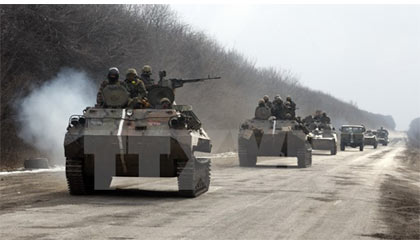 Binh sỹ Ukraine rút khỏi Debaltsevo ngày 19-2. Ảnh: AFP/TTXVN