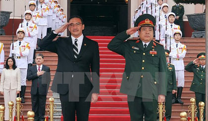 Bộ trưởng Bộ Quốc phòng Phùng Quang Thanh và Bộ trưởng Quốc phòng Malaysia Dato Seri Hishammuddin Tun Hussein tại Lễ đón. Ảnh: Trọng Đức/TTXVN