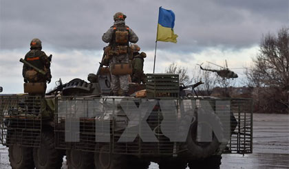 Binh sỹ quân đội Ukraine tuần tra tại thành phố Kramatorsk, vùng Donetsk, miền đông Ukraine. Ảnh: AFP/TTXVN