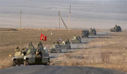 Đoàn xe quân sự và pháo hạng nặng Gvozdika của lực lượng ly khai miền Đông tại khu vực giới tuyến gần thành phố Starobeshevo. Ảnh: AFP/TTXVN