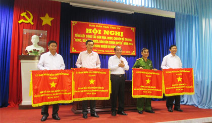 Đại diện lãnh đạo UBND huyện Gò Công Tây (thứ 2 từ trái qua) nhận Cờ  thi đua xuất sắc của UBND tỉnh.