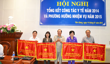 Phó chủ tịch UBND tỉnh Trần Thanh Đức trao cờ thi đua xuất sắc cho 4 đơn vị  dẫn đầu phong trào thi đua của ngành Y tế năm 2014.