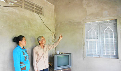 Ông Trương Văn Nghiệp (phải) khảo sát chất lượng xây dựng nhà tình thương cho chị Trần Thị Phụng, là hộ nghèo ở ấp Tân Thái, xã Tân Phong.