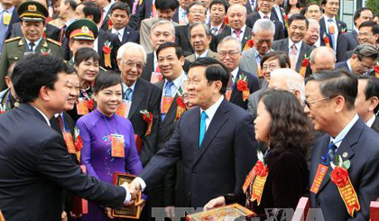 Chủ tịch nước Trương Tấn Sang với các thầy thuốc tiêu biểu toàn quốc.  Ảnh: Nguyễn Khang – TTXVN