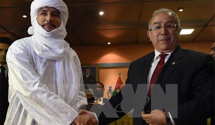 Ngoại trưởng Algeria Ramtane Lamamra (phải) và Tổng thư ký Phong trào dân tộc vì sự giải phóng Azawad (MNLA) đối lập của người Tuareg sau lễ ký thỏa thuận hòa bình Mali tại Algiers ngày 19-2. Ảnh: AFP/ TTXVN