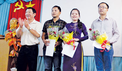 Soạn giả Huỳnh Anh, Chủ tịch Hội Văn học – Nghệ thuật tỉnh trao Quyết định  kết nạp hội viên mới cho các tác giả trẻ.