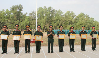 Đồng chí Đại tá Đoàn Thanh Xuân - Chính ủy Bộ CHQS tỉnh tặng Giấy khen cho các cơ quan, đơn vị.