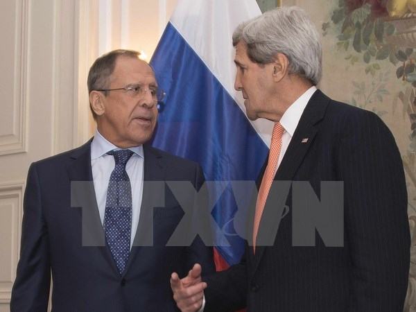 Ngoại trưởng Mỹ John Kerry (phải) và Ngoại trưởng Nga Sergey Lavrov (trái) tại cuộc gặp bên lề hội nghị an ninh Munich ngày 7-2. Ảnh: AFP/TTXVN