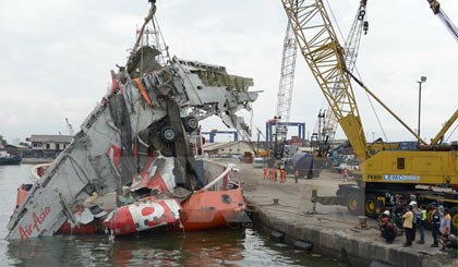 Lực lượng cứu hộ Indonesia chuyển mảnh vỡ lớn cuối cùng của máy bay QZ8501 lên cảng Tanjung Priok ở Jakarta ngày 2-3. Ảnh: AFP/TTXVN